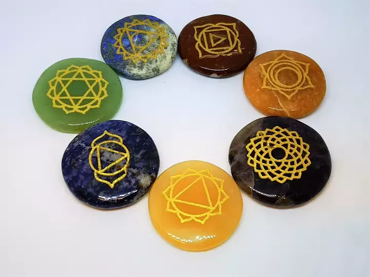 Grön aventurin chakrastenar är som små gröna mirakel som arbetar med att balansera och öppna hjärtchakrat med
sin kärleksfulla och lugnande energi. Dessa stenar är som små helare som hjälper dig att släppa stress och oro, och
istället fylla ditt hjärta med harmoni och glädje.