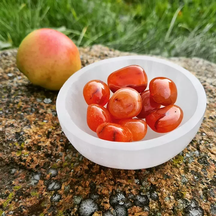 Karneol trumlade är som en eldig soluppgång i ditt liv, väcker din inre passion och ger dig modet att stråla.