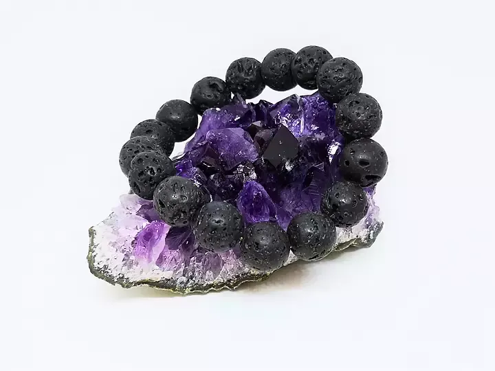 Karneol är en sten för passion och energi. Den hjälper till att öka självförtroendet och modet att närma sig
andra och bygga starka relationer.