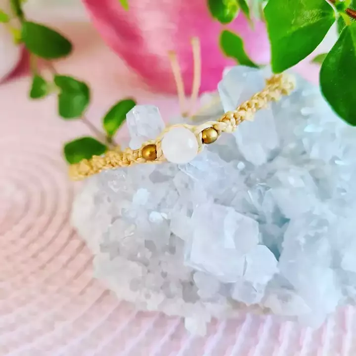 Denna sten är bokstavligen namngiven efter kärlek. Den sägs öka kärlek och attraktion mellan människor och
hjälper till att stärka befintliga relationer.