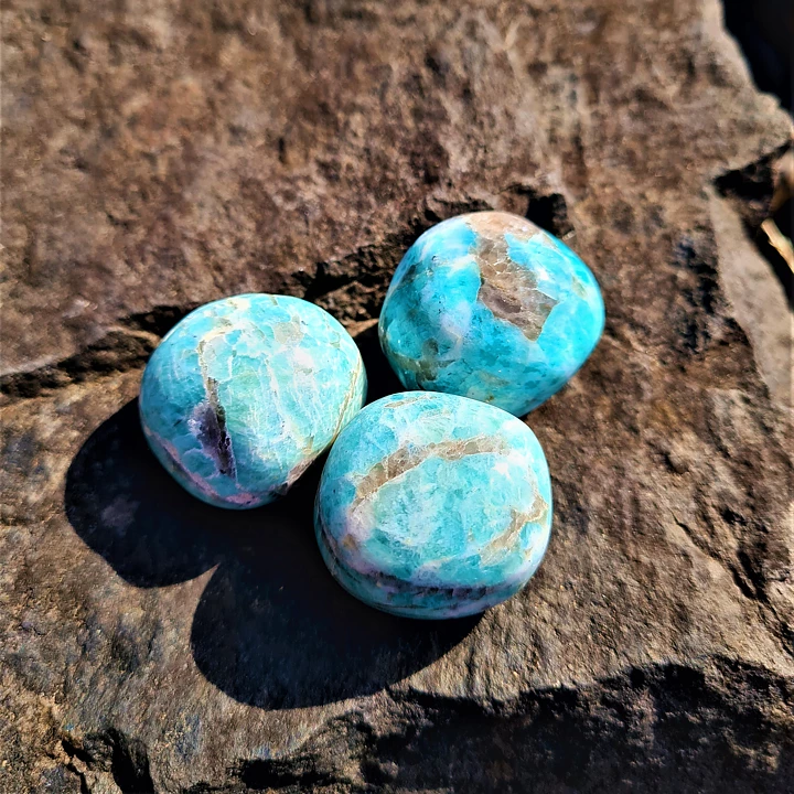 Amazonit, med sina distinkta gröna nyanser, är en kristall som anses ge lugn och klarhet till sin bärare. Den
hjälper till att främja inre balans och öppnar upp kommunikation, vilket gör den till en värdefull följeslagare i
andliga praktiker och personlig utveckling.