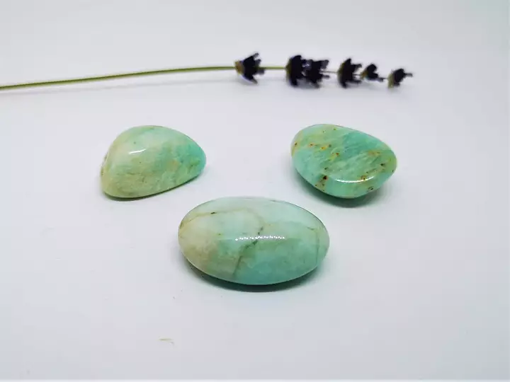 Amazonit är förknippad med ärlig kommunikation och sanning i relationer. Den hjälper till att lindra konflikter
och främja öppenhet och förståelse i vänskaps- och kärleksrelationer.