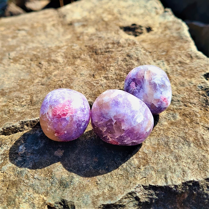 Håll denna lepidolit cuddlestone i din hand för att uppleva stresslindring, ökad avslappning och inre frid.