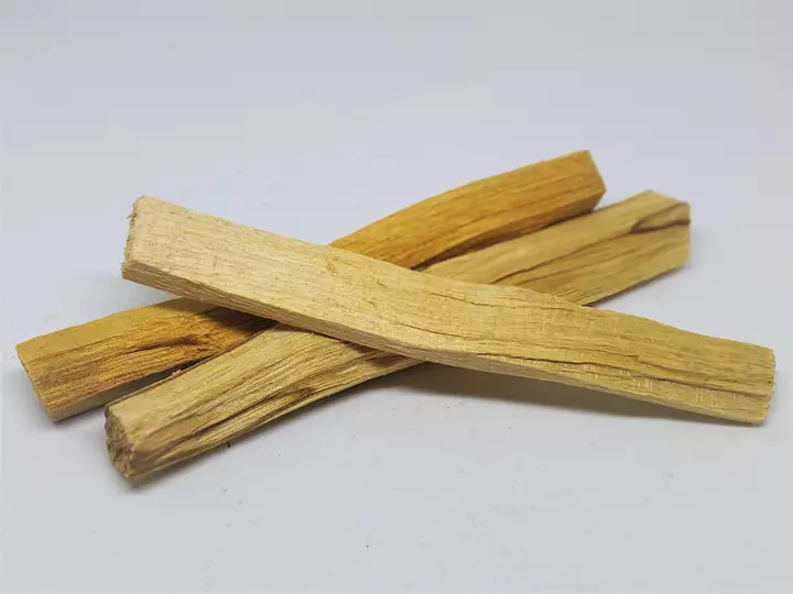 Vid rengöring av kristaller är användningen av Palo Santo en populär metod som inte bara rensar kristallerna
från negativ energi utan också fyller omgivningen med en uppfriskande och harmonisk doft, vilket skapar en fräsch
atmosfär som är idealisk för meditation och healing.