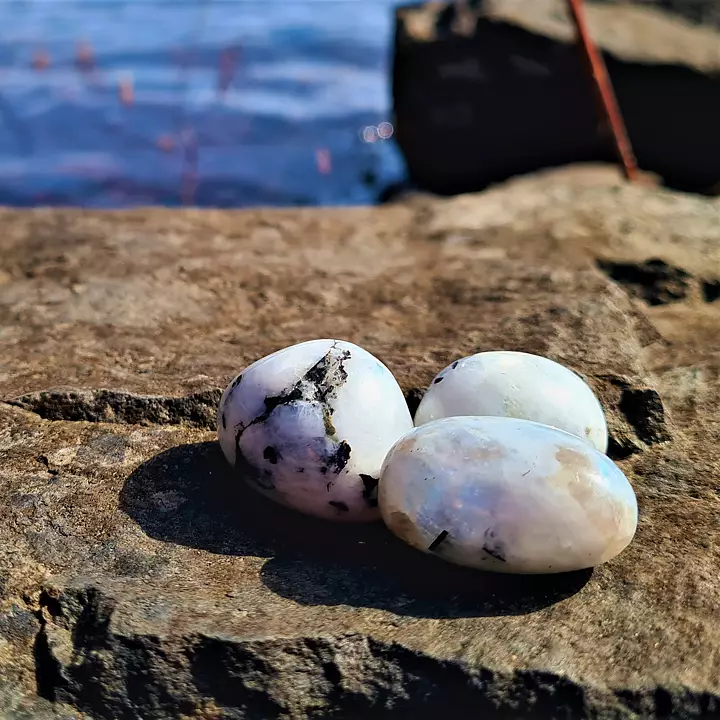 Månsten är kopplad till den feminina energin och främjar intuitiv förståelse och emotionell balans. Den används
ofta för att stärka kärlek och vänskap mellan kvinnor.