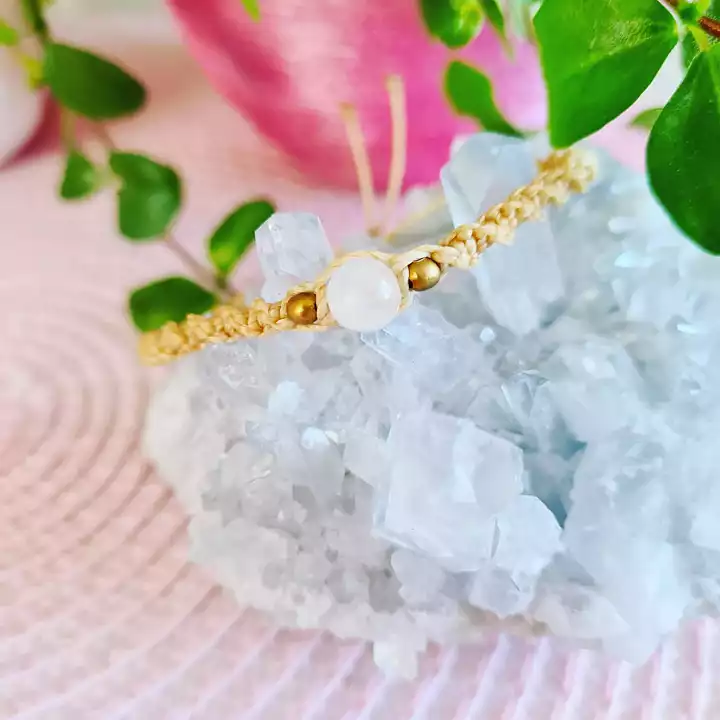 Ett rosenkvarts armband strålar med kärlekens energi, och bär det på handleden för att omfamna den helande
kraften av kärlek och inre frid.